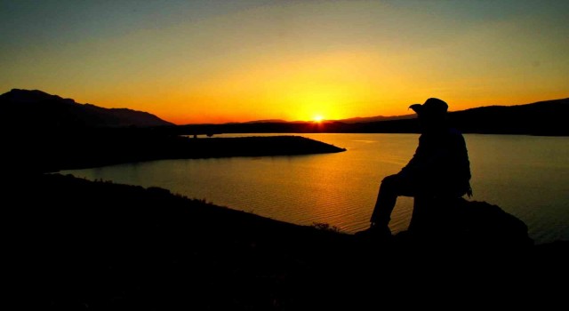 Adatepe Barajında gün batımı görsel şölen sunuyor