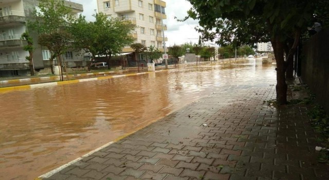 Adıyamanda 10 dakikalık dolu ve yağmur, hayatı felç etti