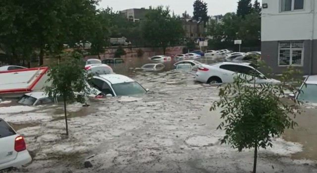 Adıyamanda sel: Onlarca araç sular altında kaldı