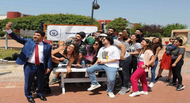 ADÜ Rektörü Aldemir, Tiyatro Topluluğunun çalışmaları hakkında bilgi aldı