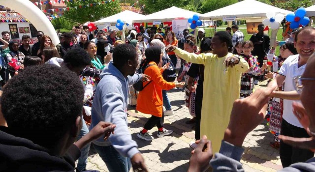 Afrikalı öğrenciler ‘Tokat sarması oynadı
