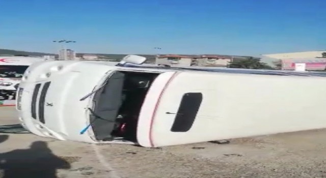 Afyonkarahisarda trafik kazası, 17 yaralı