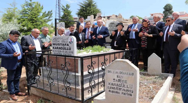 ‘Ahi Baba Mustafa Karagüllü, mezarı başında anıldı