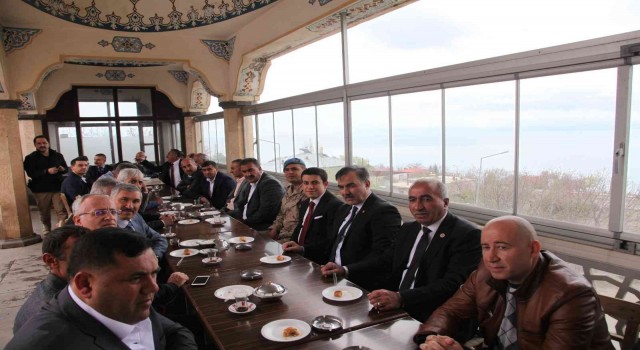 Ahlatta bayramlaşma töreni