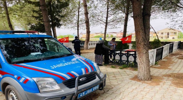 Ahmetlide jandarmadan 60 çocuğa bayramlık