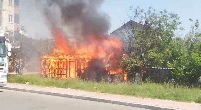 Ahşap baraka alev topuna döndü