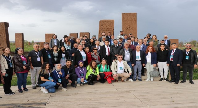 Akademisyenler Ahlatın tarihi mekanlarını gezdi