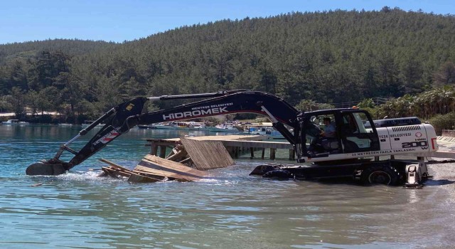 Akbük koyundaki iskeleler yıkıldı