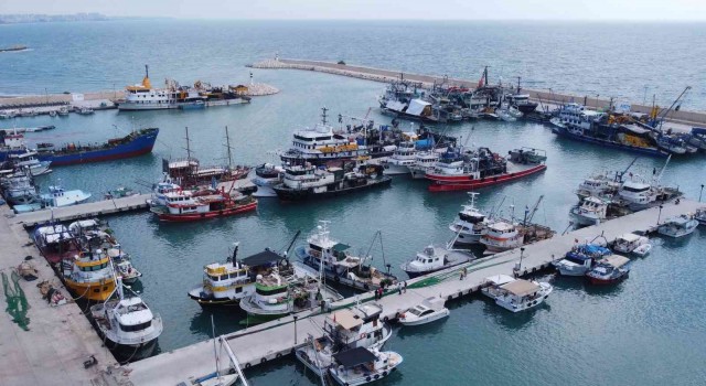 Akdenizde uluslararası sularda balıkçılara fırtına engeli