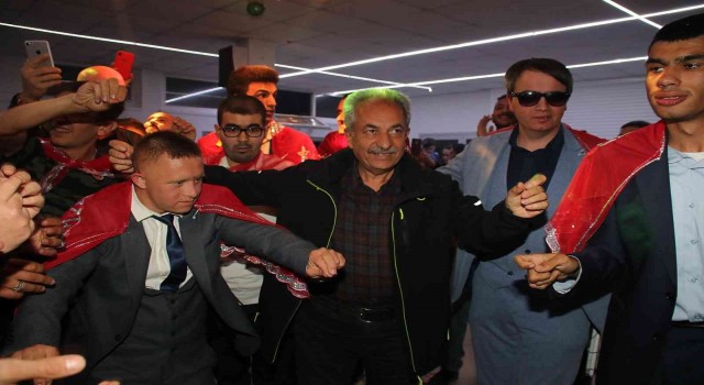 Akşehir Belediyesinden engelli gençlere asker kınası eğlencesi