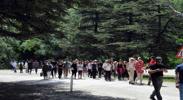 Akşehirde ilçe protokolü ve öğrenciler sağlık için yürüdü
