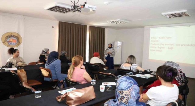 Alanya Belediyesinin aile içi iletişim ve sağlıklı yaşam seminerleri sürüyor