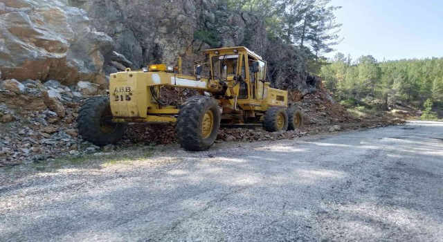 Alanyada 9 mahalle yoluna yaz bakımı yapıldı