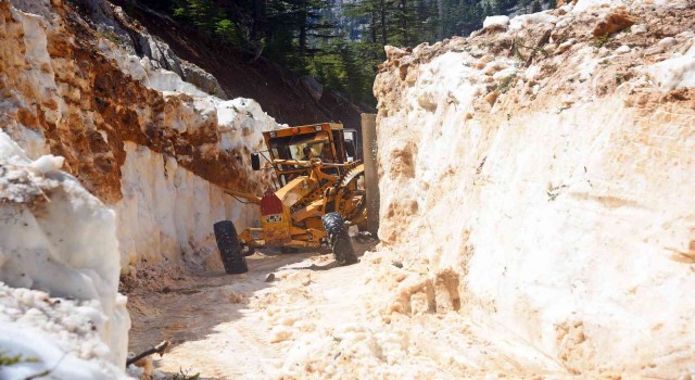 Alanyanın karla kaplı Gökbel ve Çökele yayla yolu ulaşıma açıldı