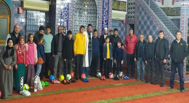 Alaplıda teravihe gelen çocuklar ödüllendirildi