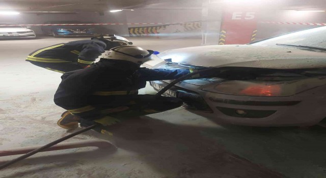 Alışveriş merkezinin otoparkında korkutan yangın