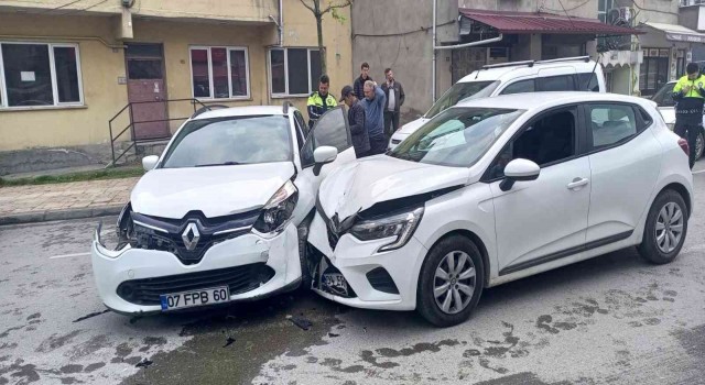 Alkollü araç kullanırken kazaya karıştı