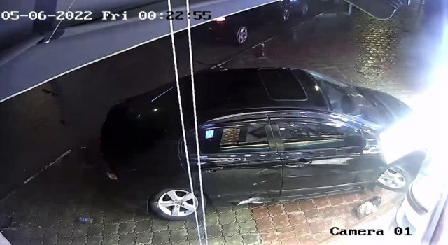 Alkollü sürücünün park halindeki iki otomobile çarptığı anlar kameraya yansıdı