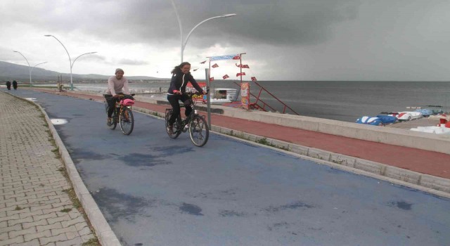 Alman ve Çinli çift, 7 bin 300 kilometre pedal çevirerek Türkiyeye geldi