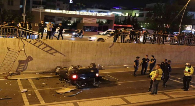 Altgeçide düşen otomobilde can pazarı: 3 yaralı