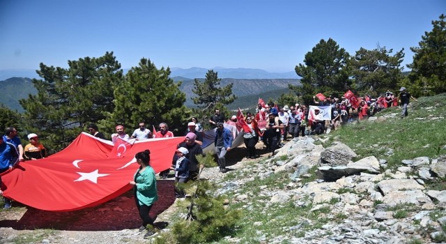 Amanosların zirvesi Keldaz Dağında İstiklal Marşını okudular