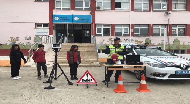 Amasyada jandarma, kırsalda yaşayan öğrencilere trafik eğitimi verdi