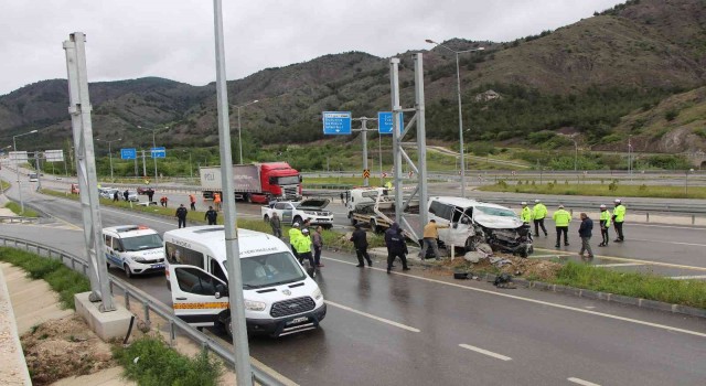 Amasyada minibüs yol kenarındaki pikaba çarptı: 2 ölü, 6 yaralı