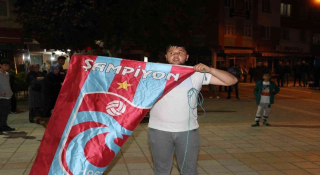 Amasyada Trabzonspor taraftarlarının şampiyonluk kutlaması