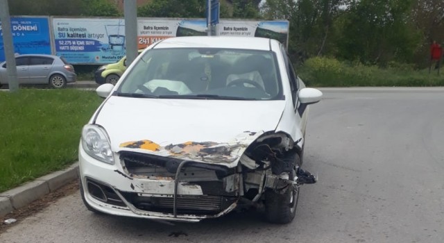 Ambulans ile otomobil çarpıştı: 2 yaralı