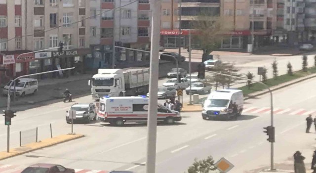 Ambulansla hafif ticari araç çarpıştı: 1 yaralı