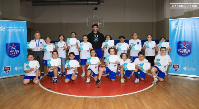 Anadolu Efesin başarılı oyuncusu Erten Gazi, One Team projesi katılımcılarıyla bir araya geldi