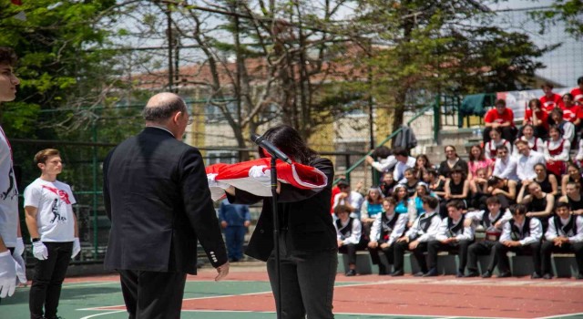 Anıtkabirde dalgalanan Türk bayrağı lisede sergilenecek