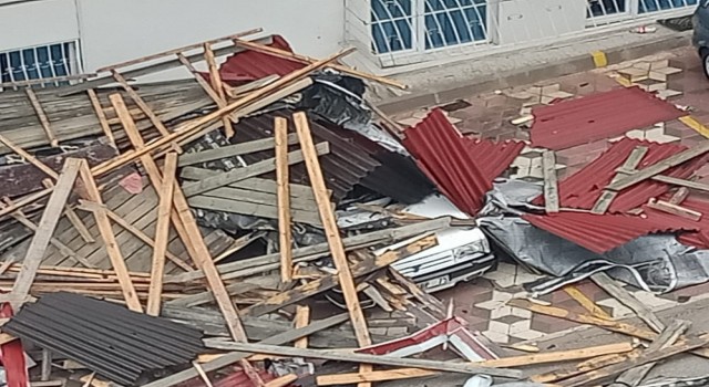 Ankarada fırtınada uçan çatı araçların üzerine düştü