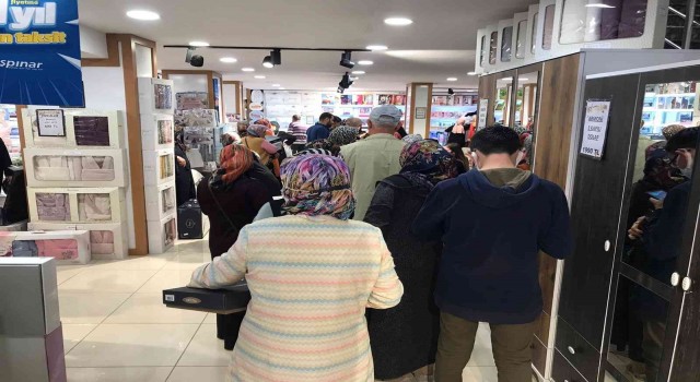Ankarada indirimli ürünler ile açılış yapan mağazada izdiham