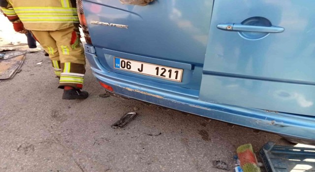 Ankarada otomobilin çarptığı dolmuş defalarca takla attı: 20 yaralı