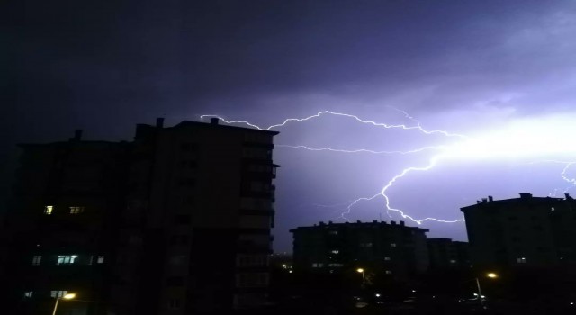 Ankarada şimşekler geceyi aydınlattı