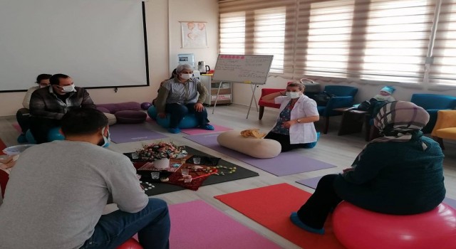 Anne, baba adaylarına Gebelik Okulunda eğitim