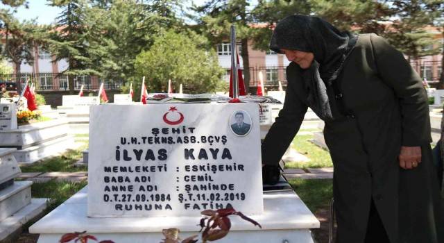 Anneler Gününü şehit oğlunun mezarı başında geçirdi