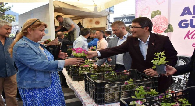 Annelerin çiçeği Başkan Çelikten