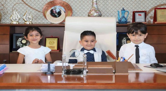 Annesiyle birlikte yaşamını yitiren Defneden geriye başkanın makam koltuğundaki görüntüleri kaldı