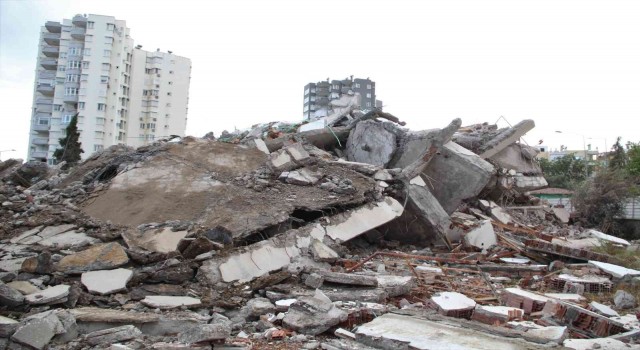 Antalyada 14 katlı iki bina 40 metre uzaktaki iş makinası tarafından kağıt gibi yıkıldı