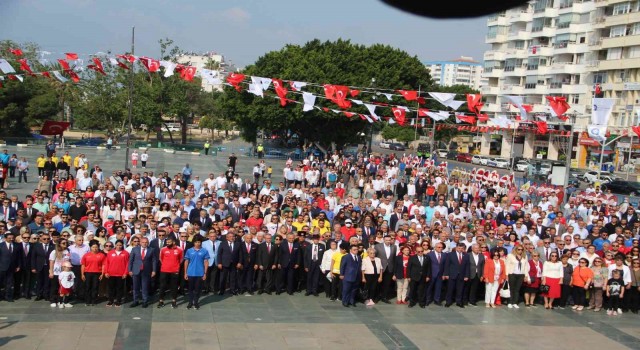 Antalyada 19 Mayıs etkinlikleri Atatürk Anıtına çelenk sunumuyla başladı