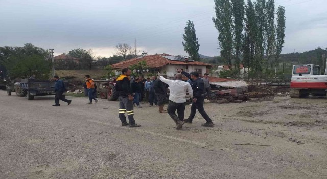 Antalyada 2 mahallede sağanak yağış sonrası su baskınları oluştu