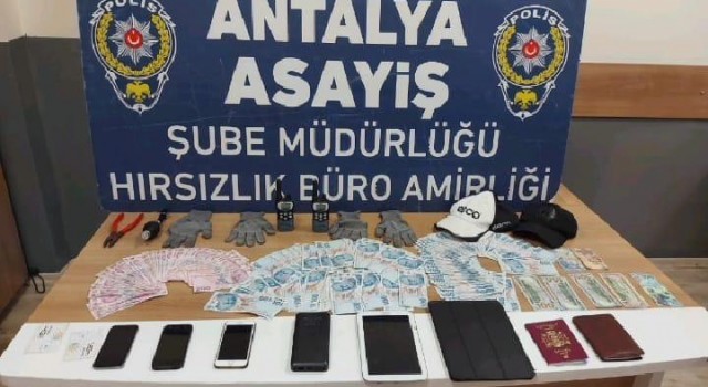 Antalyada bir araçtan 60 bin lira çalan hırsızlar İzmirde yakalandı