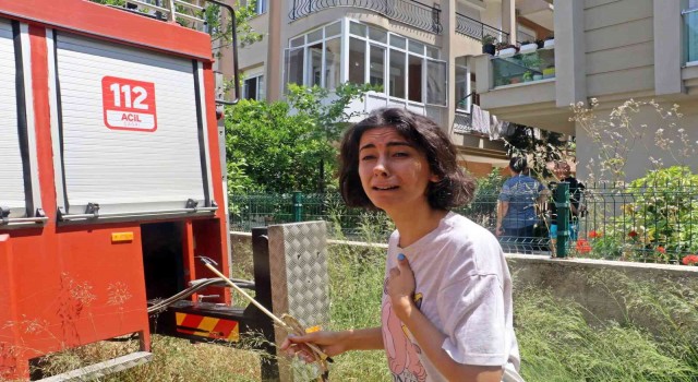 Antalyada ikiz kız kardeşleri önce sevinç sonra korku gözyaşına boğan kedi kurtarma operasyonu