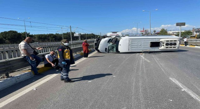 Antalyada kamyonla çarpışan minibüs yan yattı: 8i turist 9 yaralı
