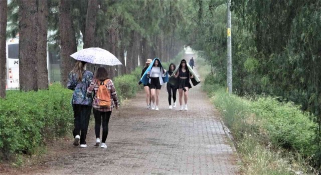 Antalyada kısa süreli sağanak yağmur vatandaşlara zor anlar yaşattı