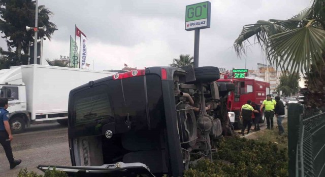 Antalyada lüks minibüs yoldan çıktı: 1 yaralı