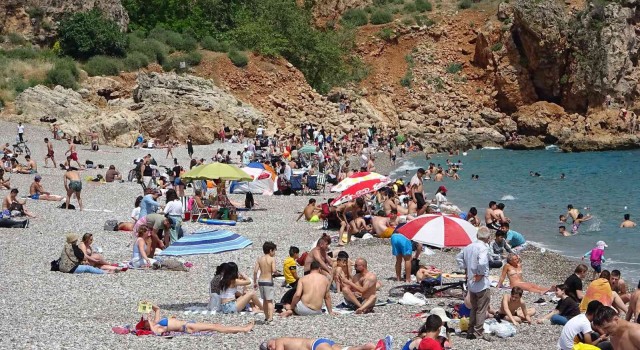 Antalyada Ramazan bayramını fırsat bilen dünyaca ünlü sahile koştu