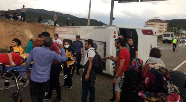 Antalyada Romanya uyruklu turistleri taşıyan midibüs devrildi: 22 yaralı